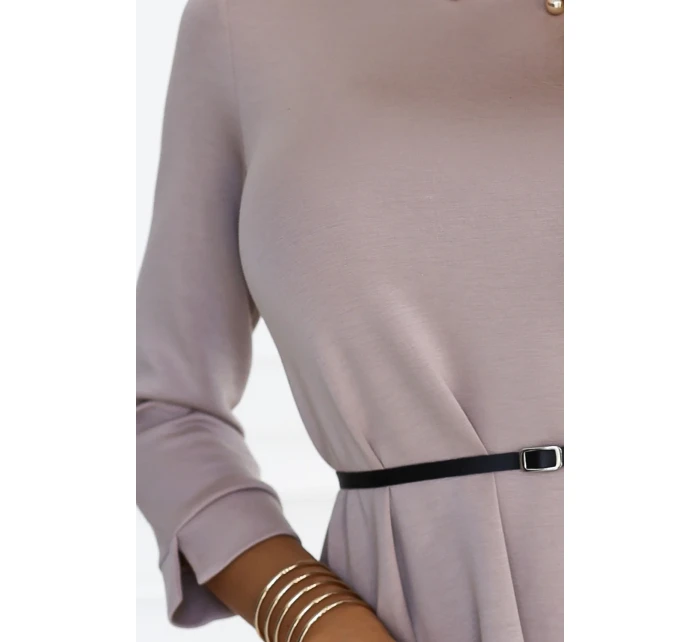 579-1 Klasické trapézové šaty s čiernym opaskom - béžové 579-1 Klasické trapézové šaty s čiernym opaskom - béžové