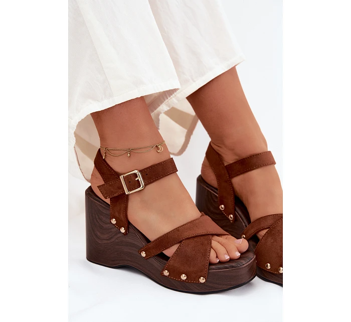 Dámské sandály na platformě se zlatými přezkami Camel model 22122848 - Boto