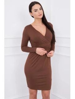 Priliehavé šaty s výrezom pod prsiami hnedej farby