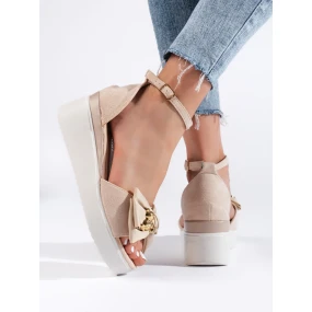 Vynikajúce hnedé dámske sandále na klinoch