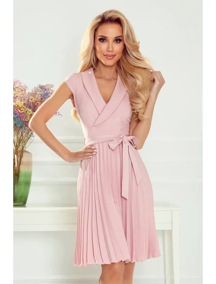 Dámské plisované šaty v pudrově růžové barvě s přeloženým obálkovým výstřihem model 17519738 - numoco Dámské plisované šaty v pudrově růžové barvě s přeloženým obálkovým výstřihem model 17519738 - numoco