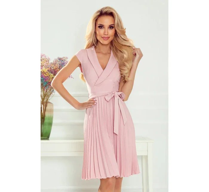 Dámské plisované šaty v pudrově růžové barvě s přeloženým obálkovým výstřihem model 17519738 - numoco Dámské plisované šaty v pudrově růžové barvě s přeloženým obálkovým výstřihem model 17519738 - numoco