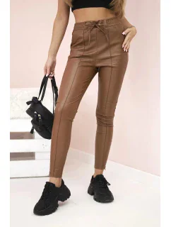 Dámské kalhoty z eko kůže s vázáním a rozparkem na model 21154127 hnědé - K-Fashion