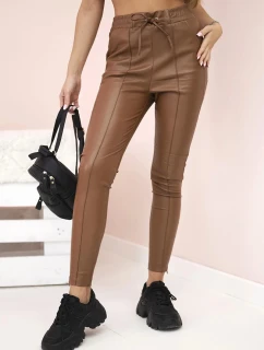 Dámské kalhoty z eko kůže s vázáním a rozparkem na model 21154127 hnědé - K-Fashion