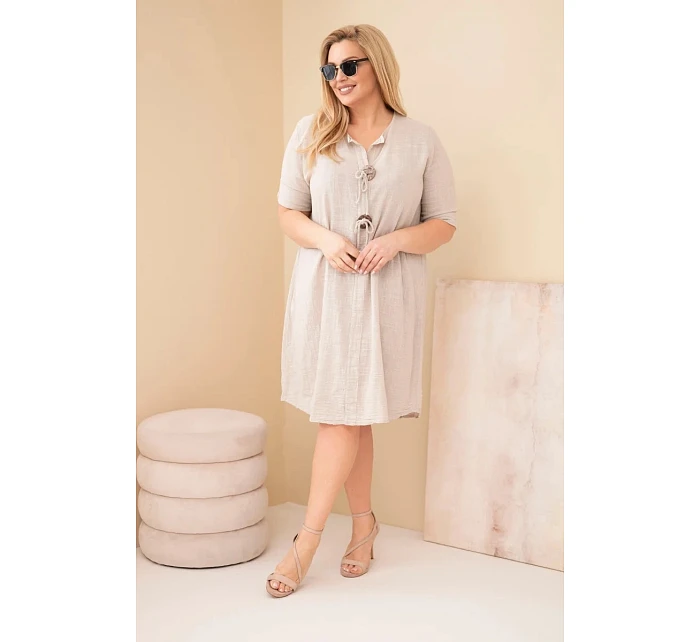 Dámske bavlnené šaty pre plnoštíhle ženy so zaväzovaním vo výstrihu béžovej farby