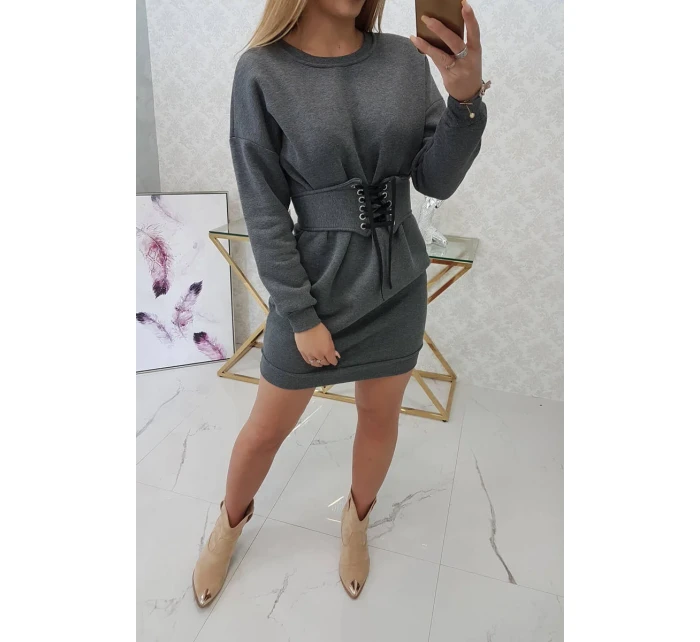 Zateplené šaty s ozdobným páskem grafitové Zateplené šaty s ozdobným páskem grafitové