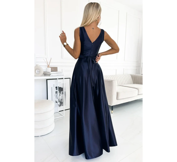 Tmavě modré dlouhé dámské saténové šaty s výstřihem a mašlí model 18976355 - numoco