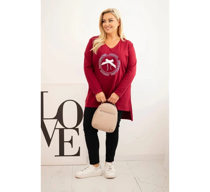Dámska blúzka s dlhším zadným dielom a potlačou bordovej farby