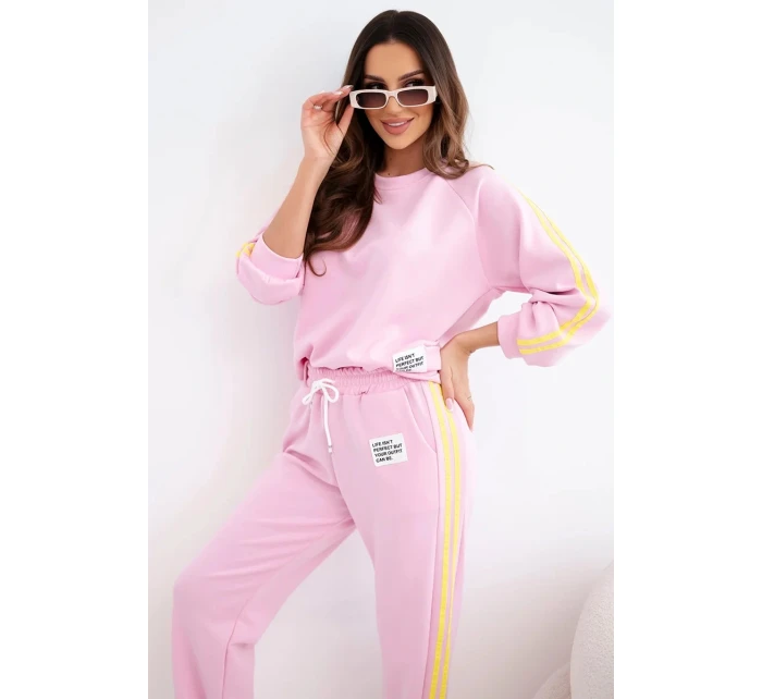 Dámská tepláková souprava model 22015418 s lampasy a volnou mikinou cukrově růžová - K-Fashion Dámská tepláková souprava model 22015418 s lampasy a volnou mikinou cukrově růžová - K-Fashion