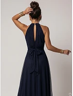 model 22210933 Elegantní maxi večerní šaty na ramínka s tylem a zavazováním v pase tmavě modré - numoco basic model 22210933 Elegantní maxi večerní šaty na ramínka s tylem a zavazováním v pase tmavě modré - numoco basic