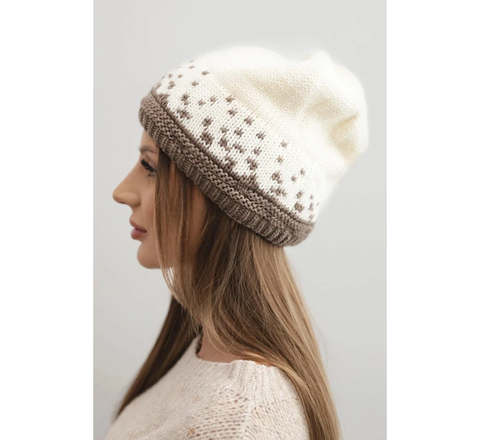 Dámska zimná vlnená čiapka s geometrickým vzorom K477 ecru + mocca Dámska zimná vlnená čiapka s geometrickým vzorom K477 ecru + mocca