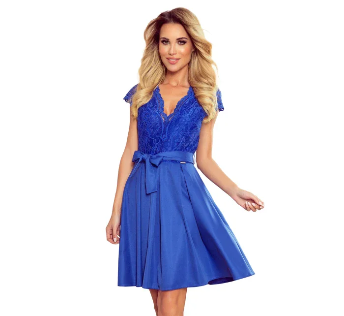 Dámské šaty v chrpové barvě s výstřihem a krajkou model 8262559 - numoco Dámské šaty v chrpové barvě s výstřihem a krajkou model 8262559 - numoco