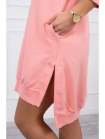 Šaty s kapucňou a dlhším chrbtom v marhuľovej farbe