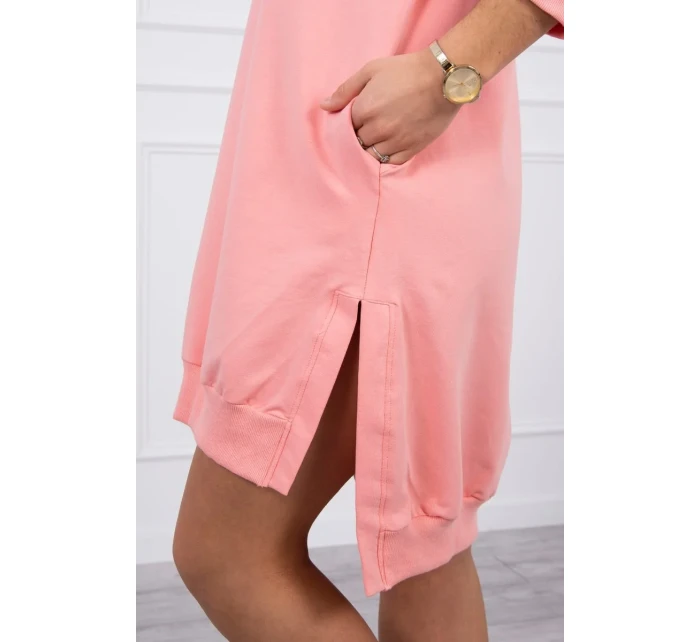 Šaty s kapucňou a dlhším chrbtom v marhuľovej farbe