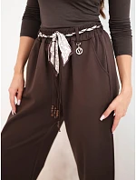 Kalhoty dámské z model 22403071 volné s vázáním hnědé - K-Fashion Kalhoty dámské z model 22403071 volné s vázáním hnědé - K-Fashion