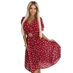 Smyslné vínové šaty s bílými obálkovým výstřihem a ozdobným páskem model 21184925 - numoco basic Smyslné vínové šaty s bílými obálkovým výstřihem a ozdobným páskem model 21184925 - numoco basic