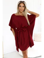 287-34 SOFIA Dámske šaty s motýlikom a viazaním v páse - Bordeaux 287-34 SOFIA Dámske šaty s motýlikom a viazaním v páse - Bordeaux