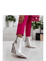 Boty na klínovém podpatku na zip model 232173 Solea Boty na klínovém podpatku na zip model 232173 Solea