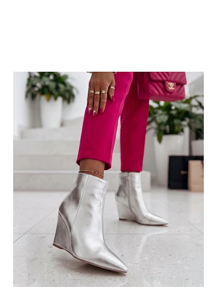Boty na klínovém podpatku na zip model 232173 Solea Boty na klínovém podpatku na zip model 232173 Solea
