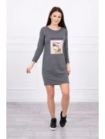 Šaty s potiskem model 18744178 v grafitové barvě - K-Fashion Šaty s potiskem model 18744178 v grafitové barvě - K-Fashion