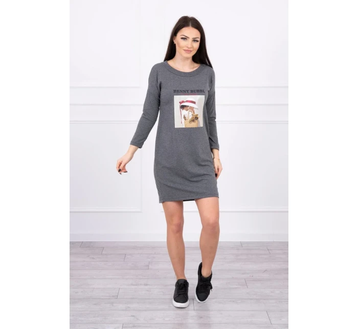 Šaty s potiskem model 18744178 v grafitové barvě - K-Fashion Šaty s potiskem model 18744178 v grafitové barvě - K-Fashion