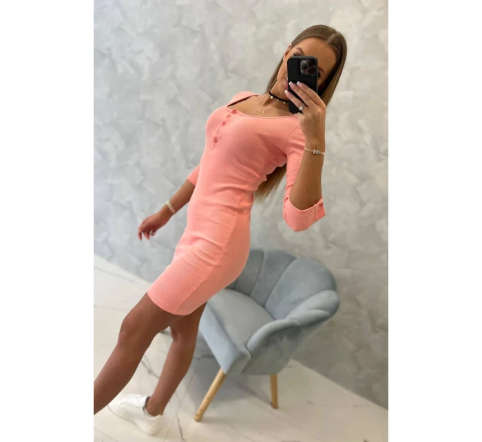 Marhuľové šaty s výstrihom na gombíky