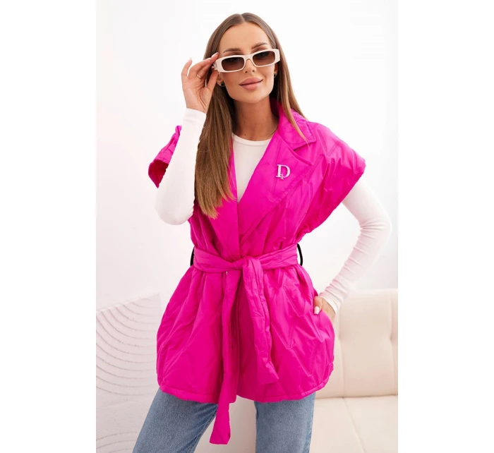 Dámská prošívaná vesta s páskem a širokým límcem růžová