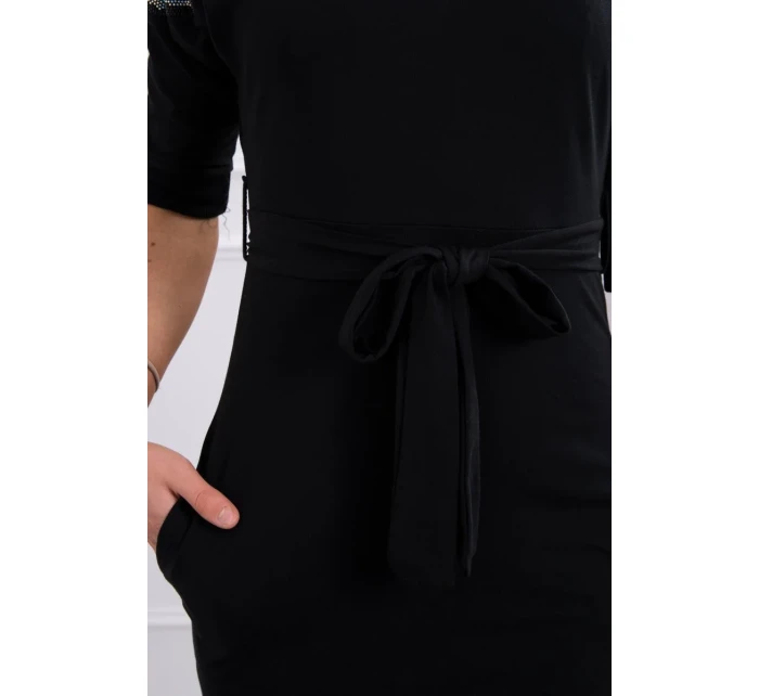 Šaty s krídlami na ramenách čiernej Šaty s krídlami na ramenách čiernej