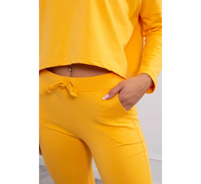 Souprava s oversize halenkou hořčicové barvy