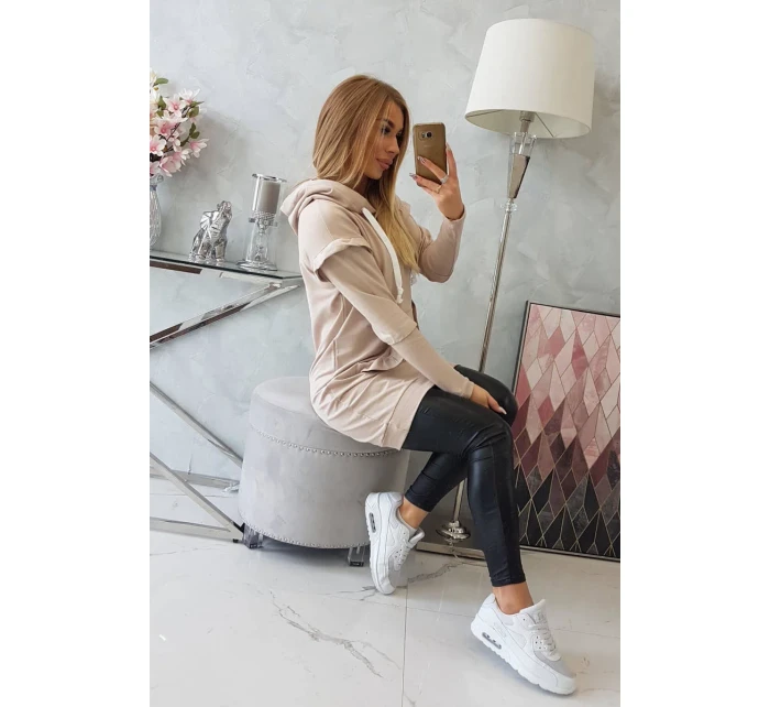 Šaty s ozdobnými volánikmi a kapucňou béžovej farby Šaty s ozdobnými volánikmi a kapucňou béžovej farby