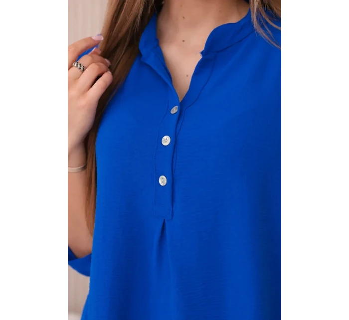 Blúzka s predĺženým chrbtom v chrpovo modrej farbe