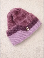 Dámská čepice beanie žebrovaná s ozdobou tmavě model 22555037 - K-Fashion Dámská čepice beanie žebrovaná s ozdobou tmavě model 22555037 - K-Fashion