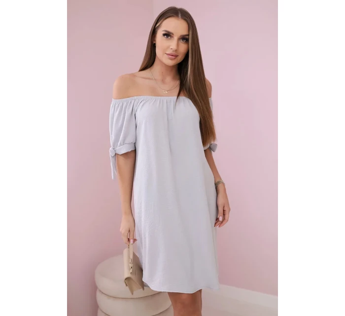 Šaty zviazané na rukávoch šedej farby