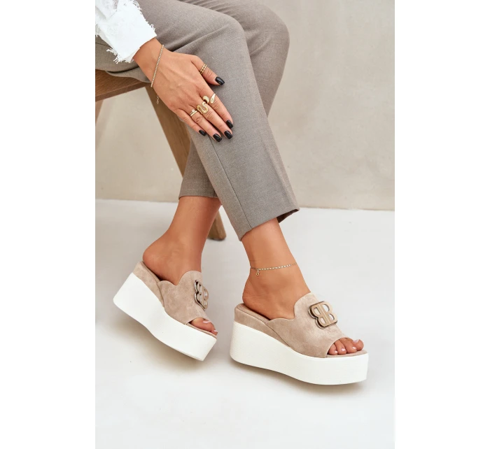 Klapki Na Platformie I Koturnie Z Ozdobą Beżowe Tanonea