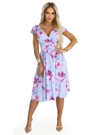 425-14 MATILDE Blinkered midi šaty s obálkovým výstrihom a krátkymi rukávmi - modré s ružovými kvetmi 425-14 MATILDE Blinkered midi šaty s obálkovým výstrihom a krátkymi rukávmi - modré s ružovými kvetmi