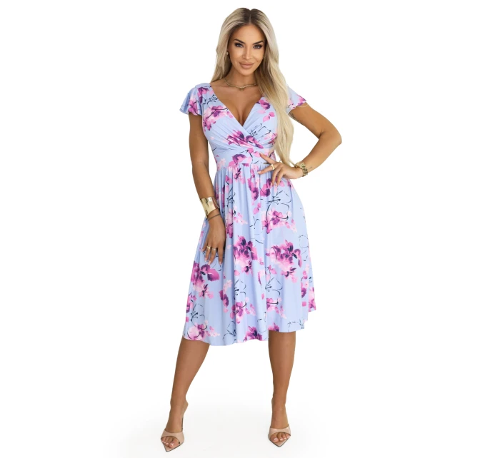 425-14 MATILDE Blinkered midi šaty s obálkovým výstrihom a krátkymi rukávmi - modré s ružovými kvetmi 425-14 MATILDE Blinkered midi šaty s obálkovým výstrihom a krátkymi rukávmi - modré s ružovými kvetmi