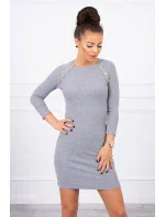 Šaty s ozdobnými gombíkmi šedej