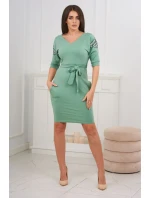 Šaty s krídlami na ramenách tmavo mätovej farby