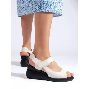 Pohodlné biele sandále na klinoch pre ženy