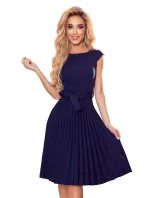 LILA Tmavě modré dámské plisované šaty s krátkými rukávy model 17276548 - numoco LILA Tmavě modré dámské plisované šaty s krátkými rukávy model 17276548 - numoco