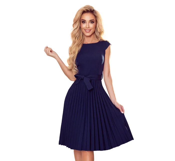 LILA Tmavě modré dámské plisované šaty s krátkými rukávy model 17276548 - numoco LILA Tmavě modré dámské plisované šaty s krátkými rukávy model 17276548 - numoco