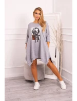 Šaty s potlačou a rozšírenou spodnou časťou šedej