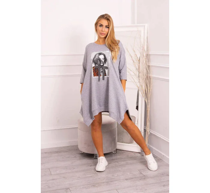 Šaty s potlačou a rozšírenou spodnou časťou šedej