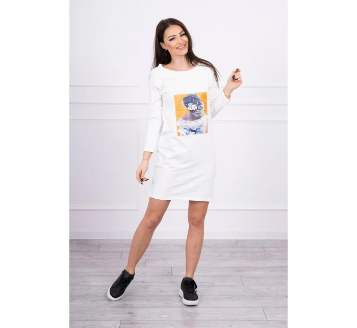 Šaty s 3D v barvě ecru model 18744132 - K-Fashion Šaty s 3D v barvě ecru model 18744132 - K-Fashion