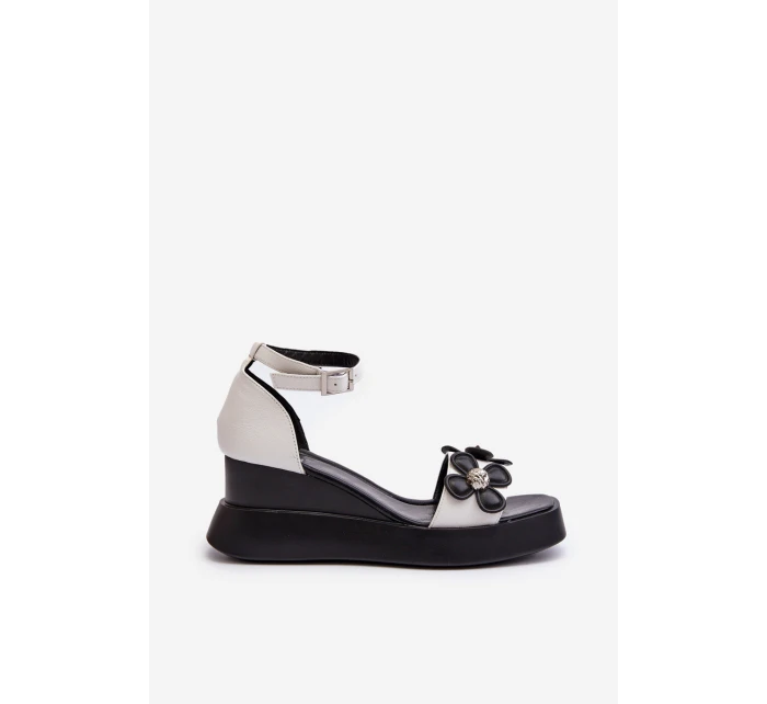 Sandały Damskie Na Platformie I Koturnie Z Kwiatami Białe Foviana