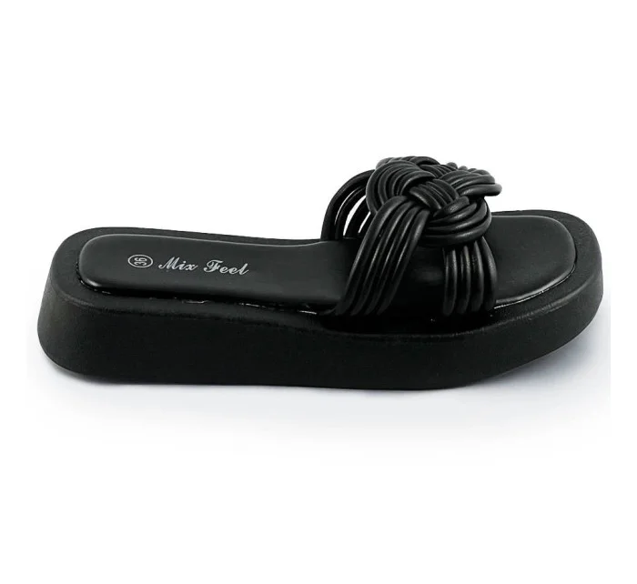 Černé dámské pantofle s podrážkou model 17356932 - Mix Feel
