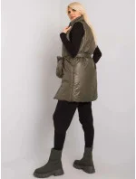 Péřová vesta v khaki barvě se stojáčkem model 20500626 - Factory Price Péřová vesta v khaki barvě se stojáčkem model 20500626 - Factory Price