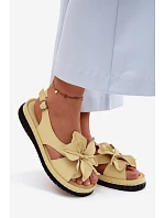 Kožené dámské sandály s ozdobným květem Vinceza 66917 Žluté