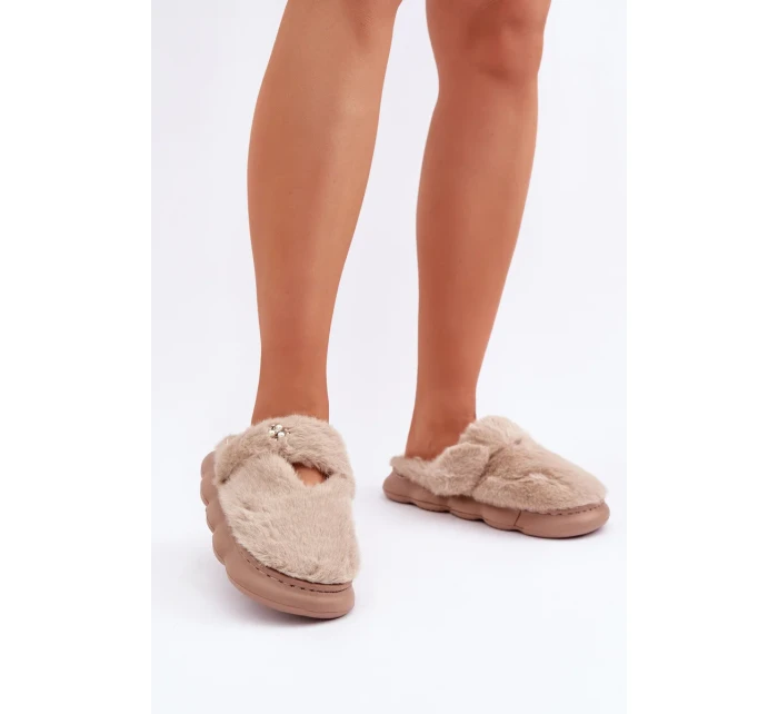 Papuče z umelej kožušiny s malou brošňou Dark Beige Primaria