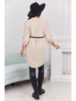 Šaty s dlhším chrbtom a pásom svetlo béžovej farby Šaty s dlhším chrbtom a pásom svetlo béžovej farby